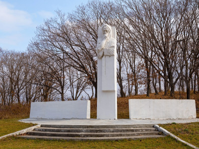 Скульптурный памятник «Скорбящая матерь».